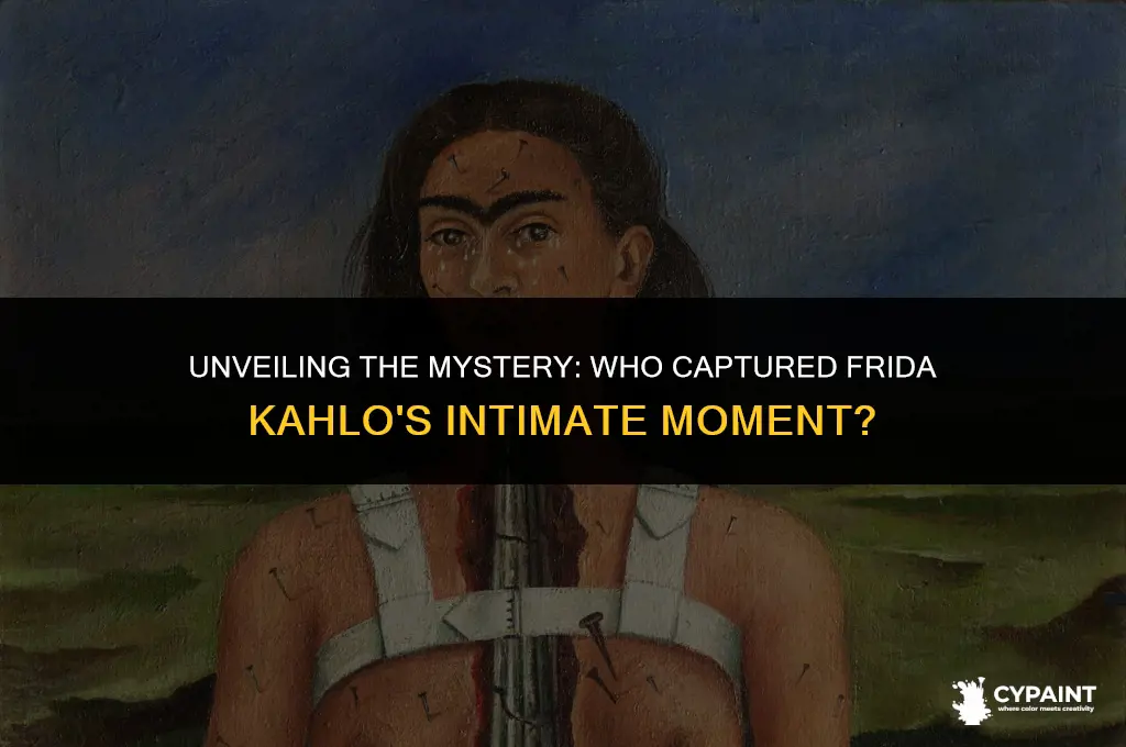 who took the photograph of frida kahlo painting her corset